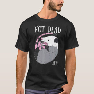 Nog niet dood, maar veel meer over vuilnis. t-shirt