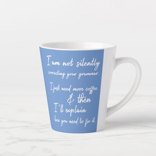 Nog niet stil uw grammatica corrigeren, blauw latte mok (Rechts)