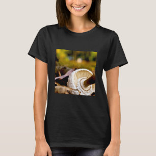 Nog steeds een paddenstoel waar is Alice? T-shirt