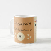 Nog steeds geweldig bij 70 verjaardag bloemencrème koffiemok (Voorkant links)