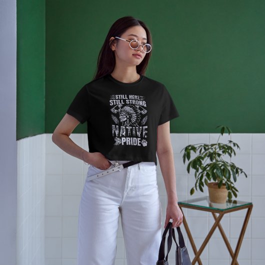 Nog steeds hier, nog steeds sterke, inheemse trots t-shirt