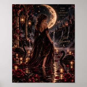 Nog steeds in bloei Gotische godin bij maanlicht Poster