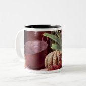 Nog steeds leven, 1909 tweekleurige koffiemok (Voorkant links)