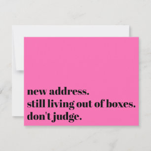 Nog steeds leven uit dozen niet oordelen heet roze notitiekaartje
