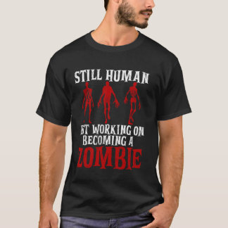 Nog steeds mens, maar bezig een zombie te worden t-shirt