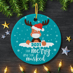Nog steeds smakelijk gemaskerde rendieren 2021 keramisch ornament