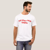 Nog steeds speelt met vrachtwagens TShirt (Voorkant volledig)