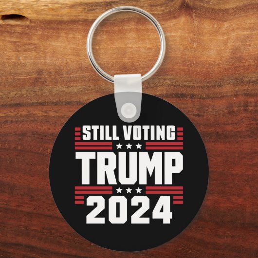 Nog steeds stemmende Trump 2024 Patriottische Amer Sleutelhanger (Voorkant)