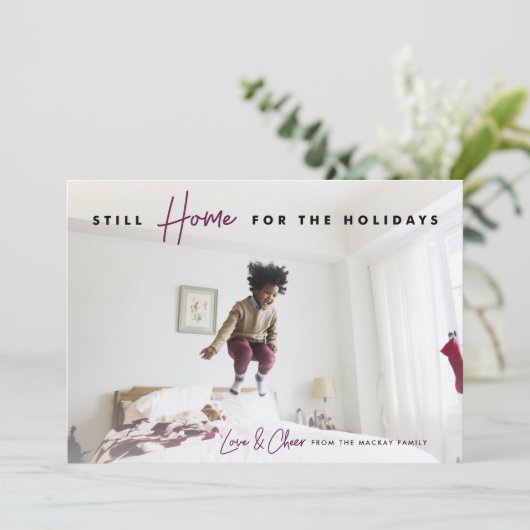 Nog steeds thuis | Grappige liefde & vrolijke foto Feestdagenkaart (Staand voorkant)
