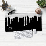 Noir Argent Chrome Déchets métalliques Monogramme<br><div class="desc">Girly Black and Silver Chrome Metallic Drips Monogram Souris Mouse Pad Desk Mat avec nos gouttes de faux chrome branché en argent lux chic sur un arrière - plan noir moderne. Veuillez nous contacter à cedarandstring@gmail.com si vous avez besoin d'aide pour la conception ou les produits correspondants.</div>