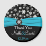 Noir, Blanc, Aqua Snowflakes Wedding Favor Magnet<br><div class="desc">Ce mariage de flocons de neige noir et blanc vous remercie aimnet avec FAUX ruban bleu aqua et médaillon de flocons de neige correspond au faire-part de mariage ci-dessous. Tout le texte est personnalisable et vous pouvez modifier la taille et la forme. Si vous avez besoin d'autres articles correspondants dans...</div>