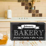 Noir & Blanc Chalboard Style Signature Boulangerie<br><div class="desc">Cet art simple en bois noir et blanc est conçu avec l'élégance classique d'un panneau de boulangerie de style tableau noir et ajoutera une touche de charme vintage à tout espace. Que ce soit votre nom de famille ou le nom de votre boulangerie, il peut être personnalisé, ce qui en...</div>