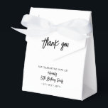 Noir & Blanc | Merci de fête du 80e anniversaire<br><div class="desc">Remerciez vos invités avec ce ballotin de fête d'anniversaire personnalisé. Ce design est orné d'une brosse chic qui affiche "Merci" "Your name's 80th Birthday Party. Ce ballotin personnalisé apportera une touche personnelle à vos célébrations spéciales. Les invitations et les fournitures de fête correspondants sont disponibles dans ma boutique BaraBomDesign.</div>