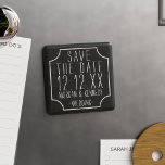 Noir Chalkboard Mariage Enregistrer La Date Magnet<br><div class="desc">Tout à propos de ce faux tableau ? Traitez vos invités à ces magnets de réfrigérateur avec votre date de mariage. Fonctionne le mieux sur l'aimant carré,  mais fonctionnerait également sur le premier rond</div>
