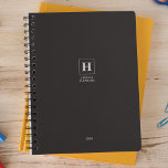 Noir Classic Monogramme Personnel Hebdomadaire<br><div class="desc">Un simple planificateur annuel de papeterie personnelle avec un monogramme classique dans une bordure carré. Planificateur annuel (12 mois) avec des aperçus mensuels ouverts et des feuilles de planification hebdomadaires. Contact pour assistance à la personnalisation.</div>