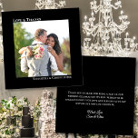 Noir classique Amour & Merci Mariage photo et note<br><div class="desc">Cette simple carte de remerciement mariage présente un design minimaliste avec votre photo sur un arrière - plan noir classique. La légende justifiée gauche sur le devant indique Love & Thanks, avec vos noms juste justifiés ci-dessous donnant à la carte un look moderne et symétrique. Le verso peut contenir un...</div>