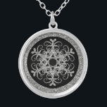 Noir, collier de flocon de neige de REGARD de<br><div class="desc">Ce collier noir et argenté de fête de flocon de neige de parties scintillantes de FAUX (IMPRIMÉ) assortit le faire-part de mariage d'hiver montré ci-dessous et ferait un cadeau gentil à pour donner à vos préposés de noce comme votre domestique d'honneur, demoiselles d'honneur, et demoiselle de honneur, ou achetez-le pour...</div>