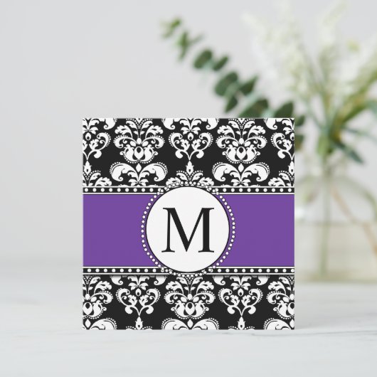 Noir Monogramme de mariage Invitations Violet (Debout devant)