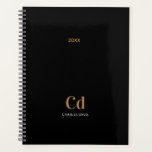 Noir or monogramme initiales 2025 planificateur<br><div class="desc">Restez élégamment organisé avec le "Black Gold Monogram 2025 Planner". Ce planificateur élégant et moderne allie le noir intemporel à d'élégants accents dorés, créant un design sophistiqué qui conviendra parfaitement à un usage personnel ou professionnel. La fonctionnalité de monogramme personnalisable vous permet d'ajouter vos initiales, ce qui en fait le...</div>