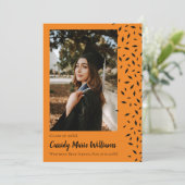 Noir Orange Confetti Faire-part de graduation (Debout devant)