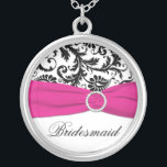 Noir, rose, blanc Damask Pendentif<br><div class="desc">Cet élégant collier noir et blanc damassé Bridesmaid avec un ruban et des bijoux en faux fuchsia serait un souvenir spécial pour toutes les dames de votre mariage. Changez le mot "Bridesmaid" en leur nom, ou à ce que vous voulez là-bas. Envoyez un courriel à niteowlstudio@gmail.com si vous avez besoin...</div>