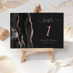 Noir Rose Or Agate Dark Mariage Numéro de table<br><div class="desc">Le bord gauche de cette élégante carte de numéro de table mariage moderne comporte une bordure en aquarelle noire,  ornée d'une parties scintillant en or rose. Le texte personnalisable combine l'écriture manuscrite rose rose,  et les polices italique et cuivre sur un arrière - plan non noir.</div>