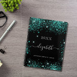 Noir turquoise monogramme vert initiales 2025<br><div class="desc">Arrière - plan noir, texte blanc. Décoré avec des faux étincelles turquoises vert mer. et ajouter un an, votre nom et un titre. Le nom est écrit avec un script de style manuscrit moderne avec des swashes. Pour que les swashes ne suppriment que le nom de l'échantillon, laissez les espaces...</div>