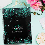 Noir turquoise parties scintillant vert monogramme<br><div class="desc">Arrière - plan noir,  texte blanc. Décoré avec de la poussière de parties scintillant turquoise et verte de mer. Personnalisez et ajoutez vos initiales monographiques,  nom et année.</div>