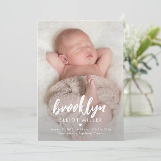 Nom brossé Faire-part de naissance bébé moderne (Debout devant)