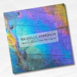 Nom coloré personnalisé<br><div class="desc">La superbe photo en pierre de labradorite en arc-en-ciel colorée en arc-en-ciel offre un cadre parfait pour un design simple et moderne. Il s'agit d'un closep d'une véritable pierre naturelle en labradite avec le bleu, le violet, le rose, le jaune et le vert. Ils peuvent être utilisés pour n'importe quelle...</div>