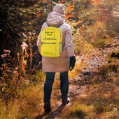 Nom commercial et logo sur le sac à dos jaune