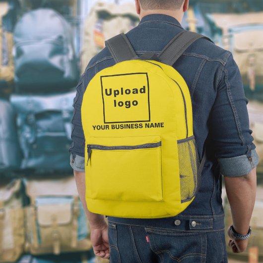 Nom commercial et logo sur le sac à dos jaune
