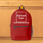 Nom commercial et logo sur le sac à dos rouge