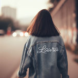 Nom dans la police de script<br><div class="desc">Mignonne et tenue décontractée avec votre nom, parfait pour les week-ends de filles, les fêtes de bachelorette et plus encore!</div>
