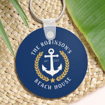 Nom de famille Beach House Ancre Gold Laurel Marin<br><div class="desc">Un élégant Porte - clé à thème nautique avec votre nom de famille personnalisé et maison de plage, maison de lac, ou autre texte désiré avec sa date établie. Doté d'une ancre de bateau conçue sur mesure avec des feuilles de laurier de style or et d'une étoile en bleu marine...</div>