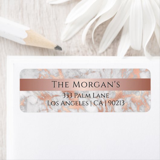 Nom de famille, blanc et Rose Étiquette en marbre  (En situation)