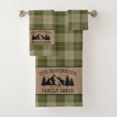 Nom de famille Cabine Arbres Sage Green Plaid Burl (En situation)