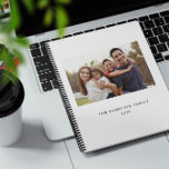 Nom de famille et photo minimaliste<br><div class="desc">Un planificateur simple minimaliste de calendrier photo de famille. La photo est à des fins de placement seulement et peut être remplacée par n'importe quelle photo. Tout le texte peut être customisé.</div>