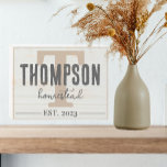 Nom de famille Farmhouse Style Homestead<br><div class="desc">Ce magnifique panneau en bois de style ferme fait un cadeau sucré personnalisé pour les membres de la famille ou les couples qui se marient. Avec des couleurs neutres,  ce panneau est parfait pour une variété d'espaces.</div>