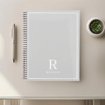Nom de famille moderne en gris neutre<br><div class="desc">Carnet de planificateur sur mesure avec monogramme de nom de famille moderne classique sur arrière - plan de couleur terreux neutre.</div>