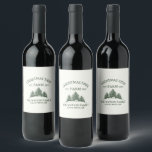 Nom de famille personnalisé Christmas Tree Farm Re<br><div class="desc">Griller la saison avec une touche personnelle ! Notre étiquette de vin de vacances sur mesure dispose de votre nom de famille et d'une ferme rétro de Noël en vert sage. Parfait pour faire un don ou ajouter un air festif à vos célébrations de vacances.</div>