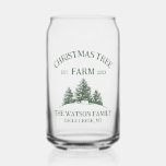 Nom de famille personnalisé Christmas Tree Farm Re<br><div class="desc">Profitez de vos boissons de vacances avec style grâce à notre verre rétro personnalisé! Doté de votre nom de famille et d'un design de ferme d'arbres de Noël vintage en vert sauge,  il est parfait pour les rassemblements festifs et ajouter une touche personnelle à vos célébrations.</div>