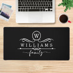Nom de famille personnalisé Monogramme blanc<br><div class="desc">Monogram Custom Family Name White Script Desk Mats possède un monogramme et un nom de famille personnalisé dans une élégante typographie de script blanc. Un cadeau parfait pour la famille et les amis pour l'anniversaire, Noël, Fête des pères, Fête des Mères, Grands-parents, femme, mari, maman, papa et plus. Conçu par...</div>