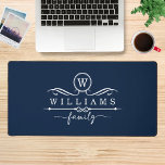 Nom de famille personnalisé Monogramme blanc<br><div class="desc">Monogram Custom Family Name White Script Desk Mats comporte un monogramme et un nom de famille personnalisé dans une élégante typographie de script blanc sur un arrière - plan bleu foncé. Un cadeau parfait pour la famille et les amis pour l'anniversaire, Noël, Fête des pères, Fête des Mères, Grands-parents, femme,...</div>