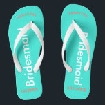 Nom de la domestique Turquoise Bleu<br><div class="desc">Arrière - plan turquoise clair avec Bridesmaid écrit en blanc. Le nom et la date du Mariage est plutôt corail. Personnalisez chacun de vos noms de demoiselles d'honneur en majuscules voûtées. Jolie plage destination tongs dans le cadre de la fête de mariage favorise. Design original par TamiraZDesigns.</div>