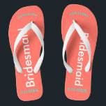 Nom de la servante Corail<br><div class="desc">Corail de bord de mer clair avec Bridesmaid écrit en blanc. Le nom et la date du Mariage sont assez bleu turquoise. Personnalisez chacun de vos noms de demoiselles d'honneur en majuscules voûtées. Jolie plage destination tongs à donner dans le cadre de la fête de mariage faveurs. Votre mariage adorera...</div>