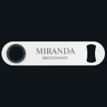 Nom de la servante d'accueil personnalisée classiq<br><div class="desc">Cadeaux personnalisés de nom de la servante Cette conception comprend le nom et le titre de la servante d'accueil personnalisée dans le style de police serif classique sur l'arrière - plan blanc. Aussi parfait pour Maid of Honor,  Mother of the Bride et plus.</div>