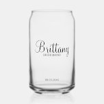Nom de la servante moderne personnalisée<br><div class="desc">Cadeaux de Bridesmaids personnalisés avec le nom de la femme de bridesmaid dans un style de police de script moderne avec titre et date mariage dans le style de police sans serif moderne. Aussi parfait pour Maid of Honor,  Flower Girl,  Mother of the Bride et plus.</div>