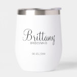 Nom de la servante moderne personnalisée<br><div class="desc">Cadeaux de Bridesmaids personnalisés avec le nom de la femme de bridesmaid dans un style de police de script moderne avec titre et date mariage dans le style de police sans serif moderne. Aussi parfait pour Maid of Honor, Flower Girl, Mother of the Bride et plus.</div>