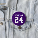 Nom de l'athlète mauve et blanche Numéro Jersey<br><div class="desc">Saluez votre équipe sportive préférée, votre footballeur ou montrez votre fierté scolaire avec un bouton d'esprit personnalisé! Ajoutez votre nom d'école ou personnalisez-le avec le nom d'un joueur et son numéro de maillot. Parfait pour le football, le basket, le baseball et les jeux de football ! Créez des broches personnalisées...</div>